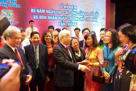 Tổng Bí thư Nguyễn Phú Trọng với các thế hệ cán bộ Tạp chí Cộng sản tại Lễ kỷ niệm 85 năm Ngày Tạp chí Cộng sản ra số đầu và đón nhận Huân chương Hồ Chí Minh lần thứ hai. (Ảnh: Tư liệu TCCS)