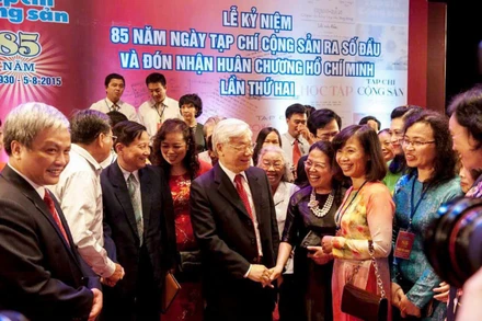 Tổng Bí thư Nguyễn Phú Trọng với các thế hệ cán bộ Tạp chí Cộng sản tại Lễ kỷ niệm 85 năm Ngày Tạp chí Cộng sản ra số đầu và đón nhận Huân chương Hồ Chí Minh lần thứ hai. (Ảnh: Tư liệu TCCS)