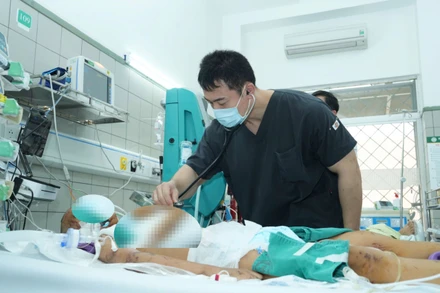 Một nạn nhân nhỏ tuổi tại Làng Nủ được điều trị tích cực tại Bệnh viện Bạch Mai. (Ảnh: THIÊN LAM)