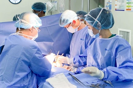 Các bác sĩ phẫu thuật cho người bệnh.