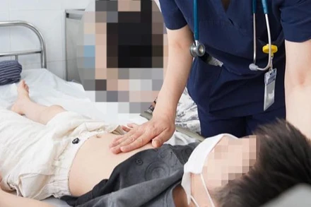 Bệnh nhi viêm màng não nằm điều trị tại Bệnh viện Nhi Trung ương.