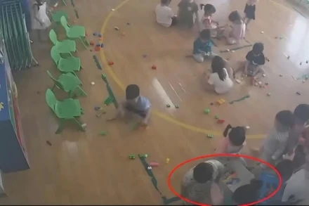 Cô giáo kéo cháu bé vào góc khuất rồi dùng tay đánh cháu. (Ảnh cắt từ clip)