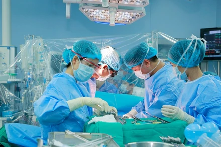 Các bác sĩ ghép gan cấp cứu cho người bệnh.