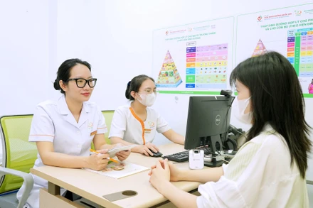 Tiến sĩ, bác sĩ Bùi Thị Phương Hoa tư vấn cho gia đình hiếm muộn. (Ảnh: BVCC)