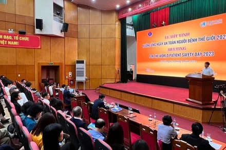 Thứ trưởng Y tế Đỗ Xuân Tuyên phát biểu tại lễ mít-tinh.