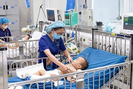 Bệnh nhi được điều trị tích cực tại bệnh viện do rắn độc cắn.