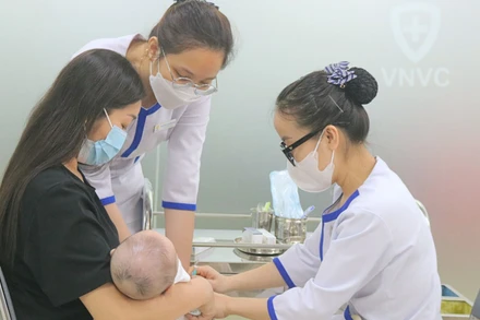 Chủ động tiêm vaccine để phòng bệnh bạch hầu. 