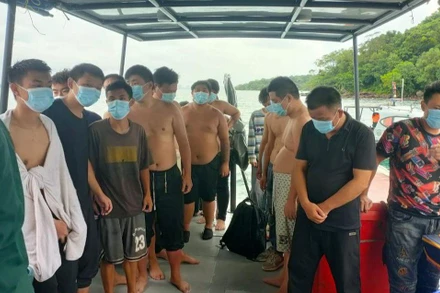 Những người sống sót trong vụ đắm thuyền được nhà chức trách sắp xếp nơi ăn ở.