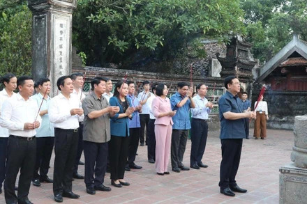 Chủ tịch Quốc hội Vương Đình Huệ dâng hương tại Cố đô Hoa Lư (Ninh Bình).