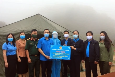 Phó Giáo sư, Tiến sĩ Phạm Thanh Bình, Chủ tịch Công đoàn Y tế Việt Nam, tặng quà cho các cán bộ y tế tham gia chống dịch.