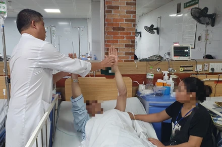 Một bệnh nhân bị ngộ độc, tổn thương não, suy tạng đang được điều trị tại Trung tâm Chống độc.