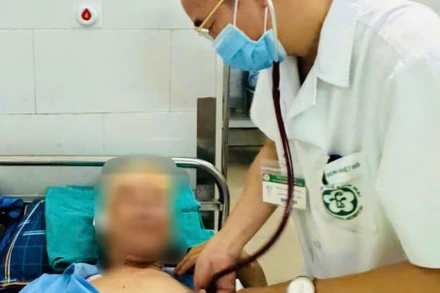 Phó Giáo sư, Tiến sĩ Đỗ Duy Cường, Giám đốc Trung tâm Bệnh Nhiệt đới, Bệnh viện Bạch Mai khám cho người bệnh.