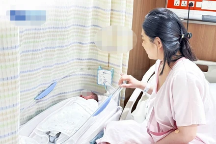 Sản phụ chào đón con đầu lòng. 