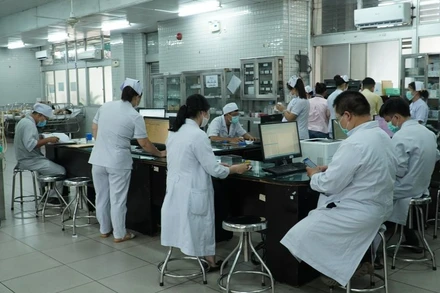 Các bác sĩ, nhân viên y tế Bệnh viện Chợ Rẫy trực 24/24, sẵn sàng với các tình huống cấp cứu cho bệnh nhân. 