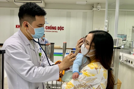 Bác sĩ khám cho bệnh nhi. 