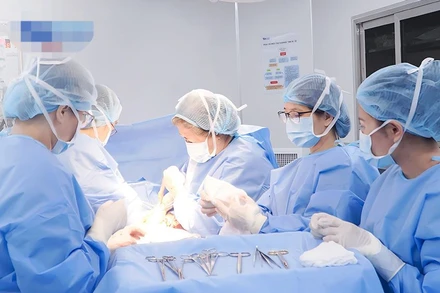 Ê-kíp bác sĩ phẫu thuật mổ lấy thai cho sản phụ.