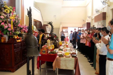 Lễ dâng hương tưởng niệm Chủ tịch Hồ Chí Minh tại khu di tích.