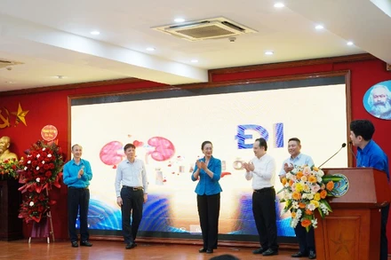 Các đại biểu nhấn nút phát động chương trình đăng ký hiến tặng mô, tạng “Cho đi là còn mãi”.