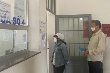 Người bệnh chờ phát thuốc điều trị bảo hiểm y tế. (Ảnh minh họa)