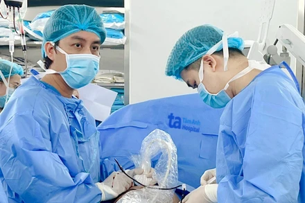 Bác sĩ thực hiện kỹ thuật truyền máu trong tử cung cho sản phụ. 