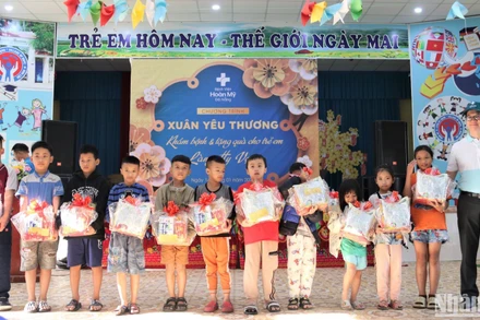 Những món quà Tết yêu thương đã được trao tận tay các em.