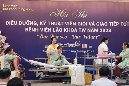 Các tình huống chăm sóc người cao tuổi được xây dựng thành tiểu phẩm.