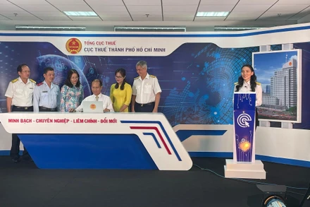 Đại diện Hội đồng giám sát chương trình “Hóa đơn may mắn” bấm chọn ngẫu nhiên để tìm hoá đơn trúng giải.