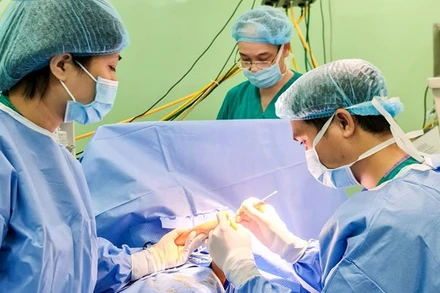 Bác sĩ Phùng Công Sáng cùng ê-kíp tiến hành phẫu thuật cho bệnh nhi.