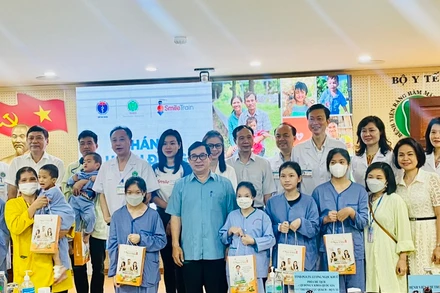 Các bệnh nhi có hoàn cảnh khó khăn nhận quà của Ban Tổ chức tại Lễ phát động.