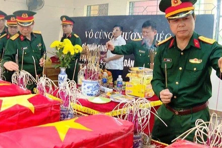 Lực lượng vũ trang Thanh Hóa tưởng niệm các liệt sĩ.