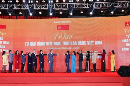 Các đại biểu tham dự nghi thức khai mạc lễ hội.