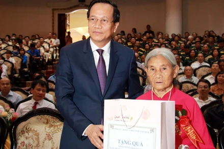 Bộ trưởng Lao động-Thương binh và Xã hội Đào Ngọc Dung trao quà cho Bà mẹ Việt Nam Anh hùng tỉnh Nam Định tại lễ kỷ niệm.