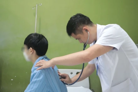 Bác sĩ khám lại cho bệnh nhân sau khi phẫu thuật.