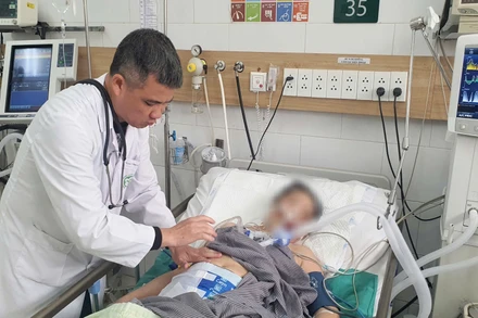 Tiến sĩ, bác sĩ Nguyễn Trung Nguyên kiểm tra tình trạng bệnh nhân.