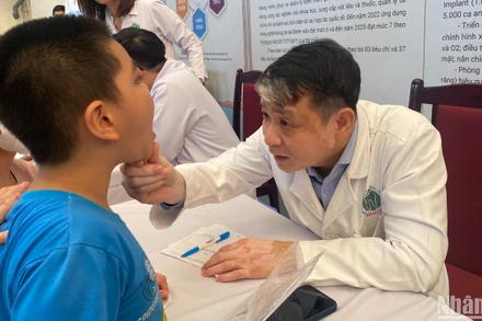 Bác sĩ khám cho bệnh nhi tại chương trình.