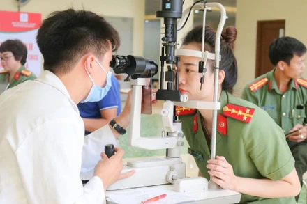 Khám cho cán bộ chiến sĩ công an.