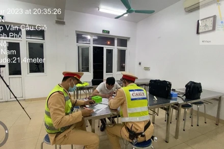 Đội Tuần tra kiểm soát giao thông đường bộ cao tốc số 3 (Đội 3, Cục Cảnh sát giao thông) lập biên bản xử phạt tài xế.
