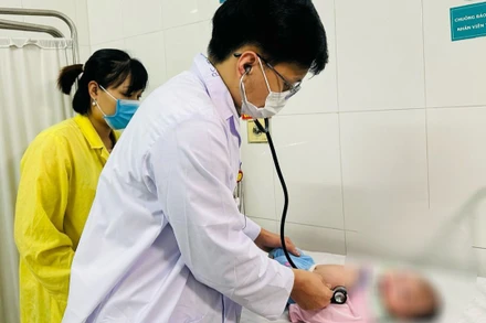 Nhiều bệnh nhi nhập viện do viêm đường hô hấp.