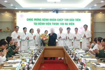 Lãnh đạo Bệnh viện Trung ương Quân đội 108 chúc mừng bệnh nhân ra viện.