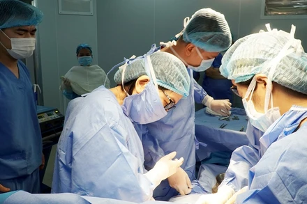 Bác sĩ Hiền Lê và ê-kíp sản khoa thực hiện mổ lấy thai. 