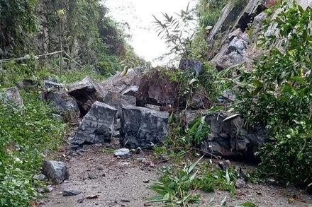 Tuyến đường vào vùng đồng Rục ở huyện Minh Hóa bị sạt lở, ách tắc.