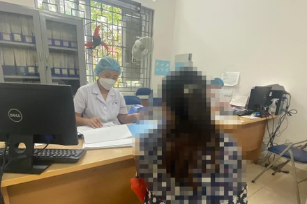 Bác sĩ khám, cấp thuốc cho bệnh nhân. 