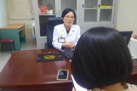 Bác sĩ Lâm Mỹ Hạnh tư vấn cho người bệnh.