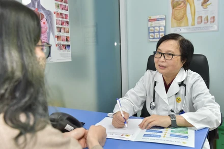 Bác sĩ khám và tư vấn cho gia đình người bệnh.