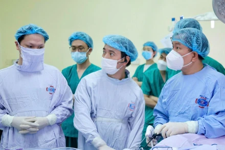 Các bác sĩ can thiệp cho người bệnh. 