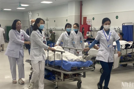 Đưa bệnh nhân đi phẫu thuật.