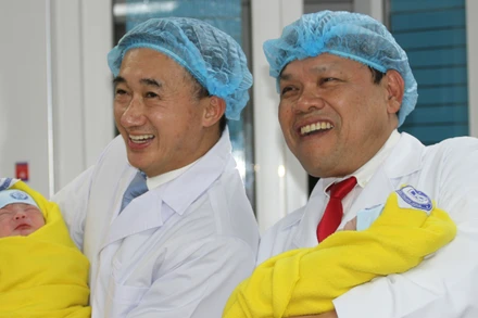 Thứ trưởng Y tế Trần Văn Thuấn và Giám đốc Bệnh viện Phụ sản Trung ương vui mừng chào đón những công dân nhí đầu tiên. 