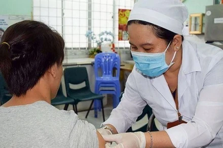 Khi bị chó, mèo cắn, người dân cần chủ động đến các trung tâm tiêm chủng để tiêm dự phòng trước đối với bệnh dại. (Ảnh minh họa)