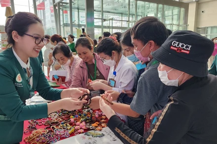 Phòng Công tác xã hội tặng quà cho người bệnh, người nhà người bệnh, nhân viên y tế.