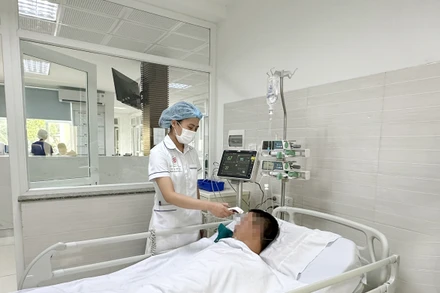 Khoa Hồi sức truyền nhiễm chăm sóc người bệnh tại khoa. (Ảnh minh họa)